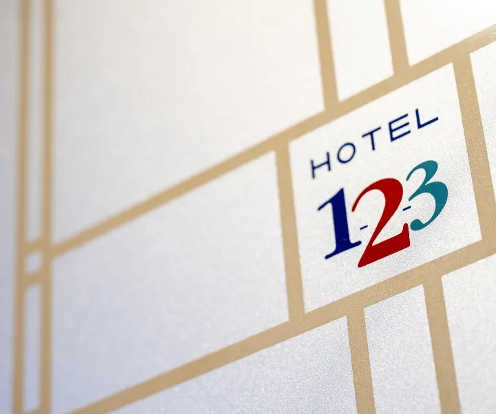 ホテル1-2-3のロゴ