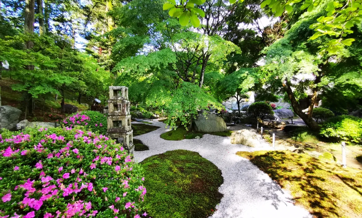 洞窟観音 徳明園 山徳記念館